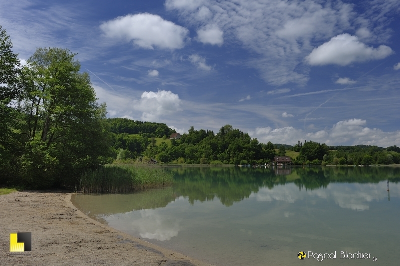 les bords du lac d'Aiguebelette en savoie photo pascal blachier