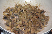 Грибы в сливочном соусе с картофельным деруном: Обжарить грибы с луком 