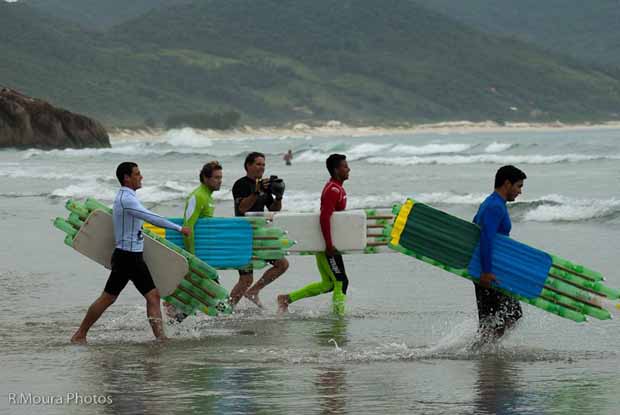 Prancha de surf ecológica usa garrafas PET