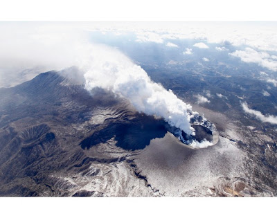 Gambar Letusan Gunung Berapi Shinmoedake Di Jepun Yang Disebabkan Oleh Gempa Bumi