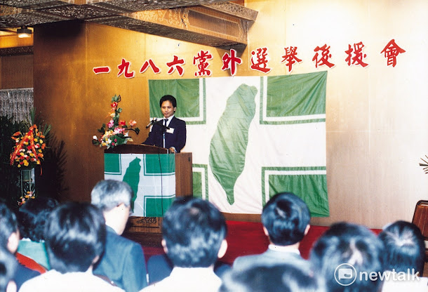 1986年11月6日,民進黨建黨18人工作小組在台大校友會館公布黨綱與黨章記者會。第一排右起傅正、張俊雄、許榮淑、康寧祥、黃爾璇、費希平、謝長廷、周清玉、顏錦福。第二排左起邱義仁、洪奇昌、江鵬堅、尤清、周滄淵、蘇貞昌、游錫堃、陳菊。郭吉仁律師有事先離開,沒有參加合影。 1986年11月6日,民進黨建黨18人工作小組在台大校友會館公布黨綱與黨章記者會。第一排右起傅正、張俊雄、許榮淑、康寧祥、黃爾璇、費希平、謝長廷、周清玉、顏錦福。第二排左起邱義仁、洪奇昌、江鵬堅、尤清、周滄淵、蘇貞昌、游錫堃、陳菊。郭吉仁律師有事先離開,沒有參加合影。