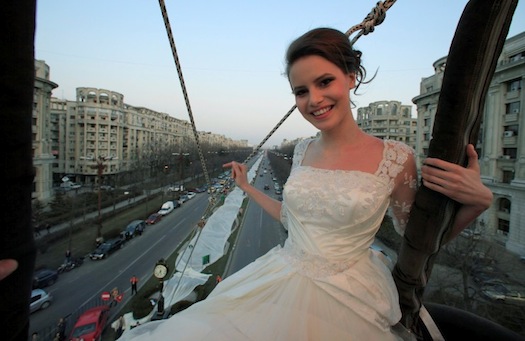 أطول فستان فرح في العالم لعام 2012 The+World%E2%80%99s+Longest+Wedding+Dress+balloon-8