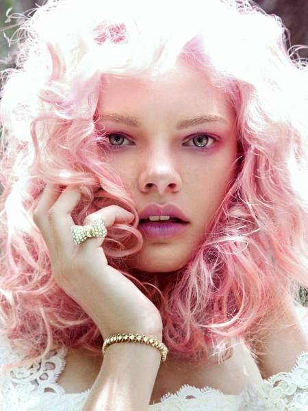 <img:http://3.bp.blogspot.com/-8XsjAO3tE58/UB_SvhYyy5I/AAAAAAAAAIA/18U9SOXvJ3o/s1600/Courtney-Vogler-Pink-Hair-Babydoll-Lolita-Face-Model.jpg>