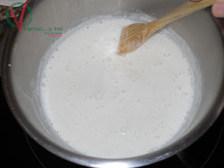 Hervir la leche de soja.