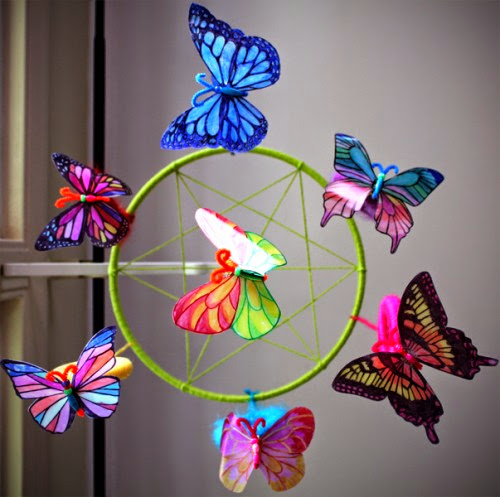 Mariposa multicolor. Manualidad de reciclaje para niños