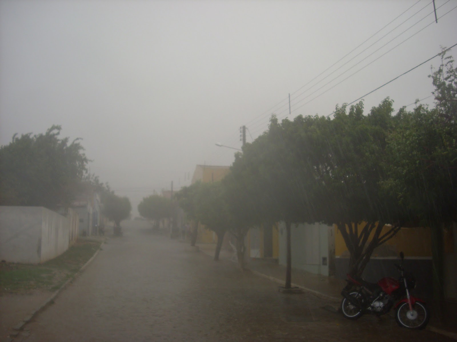 Resultado de imagem para fotos de chuva na cidade de ouro branco