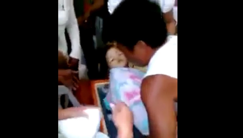 Βίντεο ΣΟΚ   Τρίχρονο κοριτσάκι σηκώνεται από το φέρετρο λίγο πριν την κηδεία του    [βίντεο]