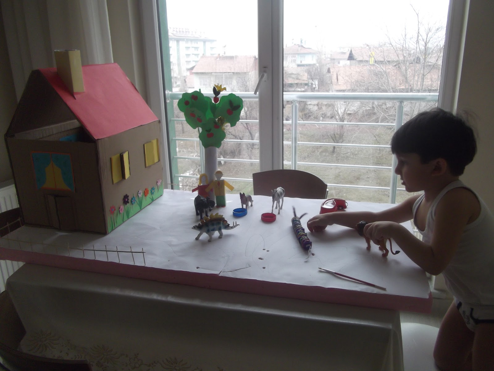 Elif &amp; Arda ve Mutluluk karton kutudan ev.