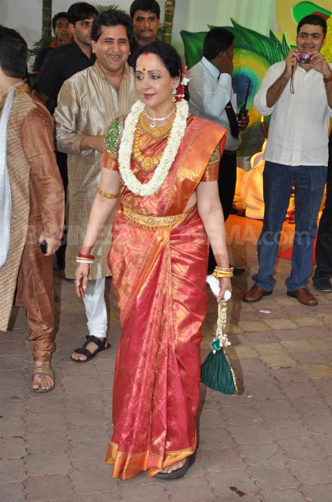 Hema Malini at esha deol wedding - (11) - Esha Deol Marriage Pics