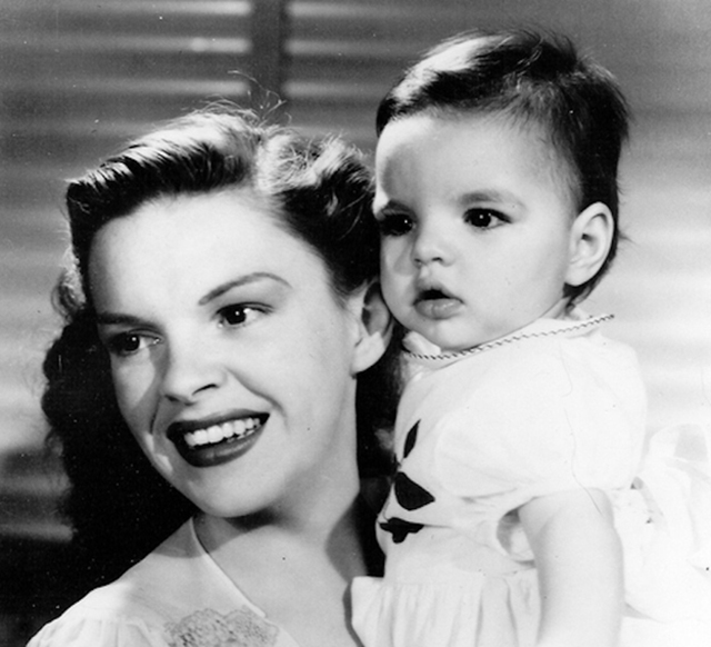 Amazing Historical Photo of Liza Minnelli with Judy Garland in 1947 