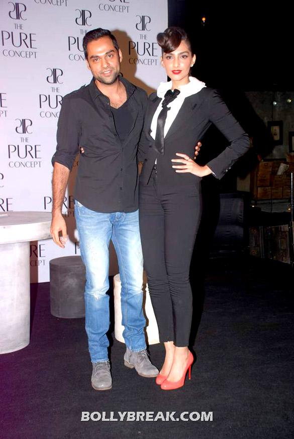 Abhay Deol, Sonam Kapoor posing for the shutterbugs - (5) -  Fashion Diva Sonam Kapoor at Pure Concept Launch