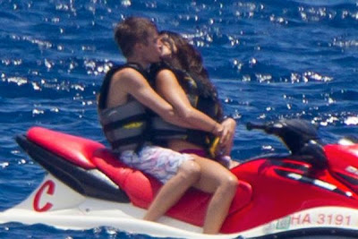 Justin Bieber and selena Gomez kissing