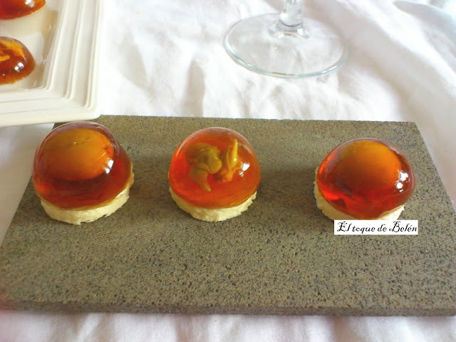 Gelatinas De Vermut Con Queso De Fresco Y  Cubitos De Vermut
