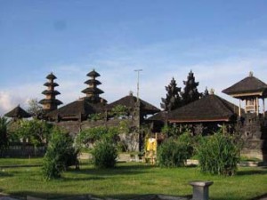 klungkung muslim Muslims have never succeeded in invading bali, though bali has attacked and occupied both eastern java and lombok in the 14th century, javanese mercenaries to a balinese king were given land in gelgel, near klungkung. klungkung muslim Muslims have never succeeded in invading bali, though bali has attacked and occupied both eastern java and lombok in the 14th century, javanese mercenaries to a balinese king were given land in gelgel, near klungkung.