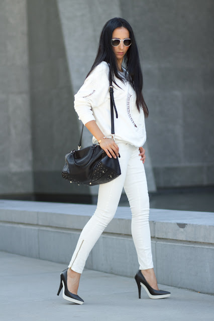 TOTAL WHITE Outfit: Sudadera bordada y zapatos de plataforma de goma