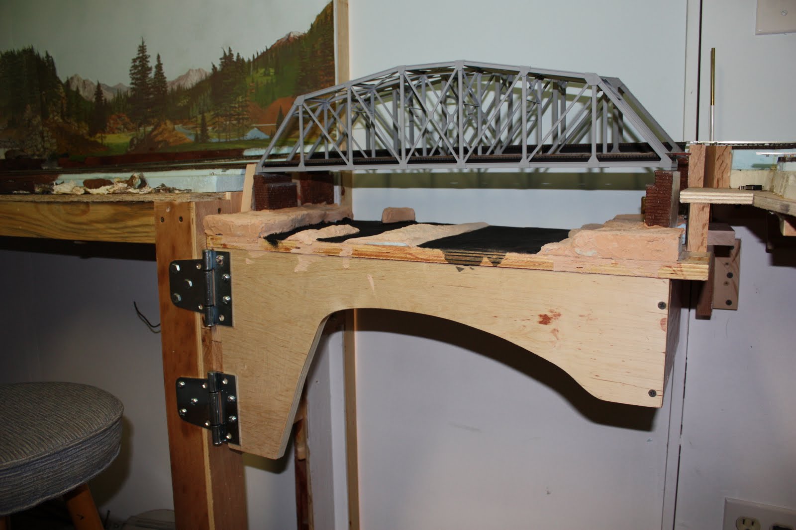 Dean's Model Railroad Building a swing gate with bridges.
