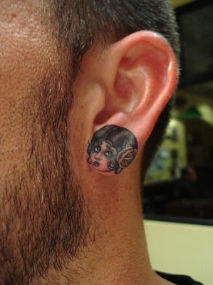 Tatuagem com Boneca no lobulo da orelha
