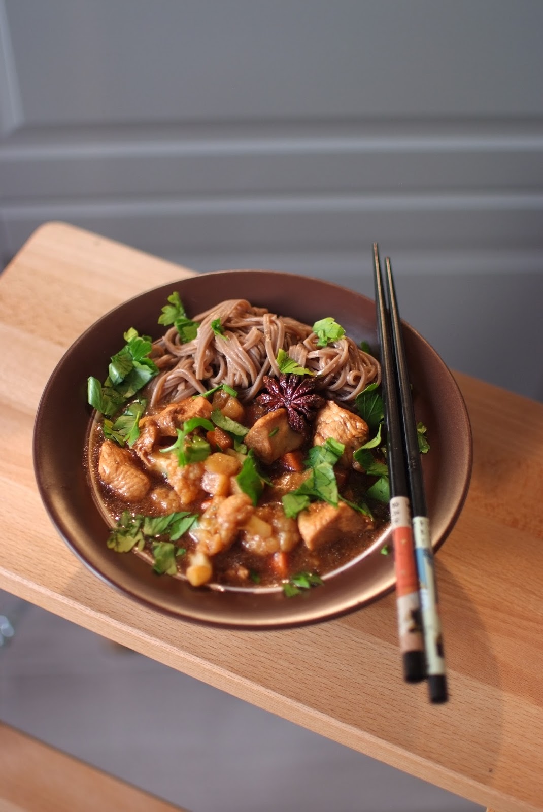 Makaron soba z tuńczykiem i kurczakiem w sosie sojowoanyżowym