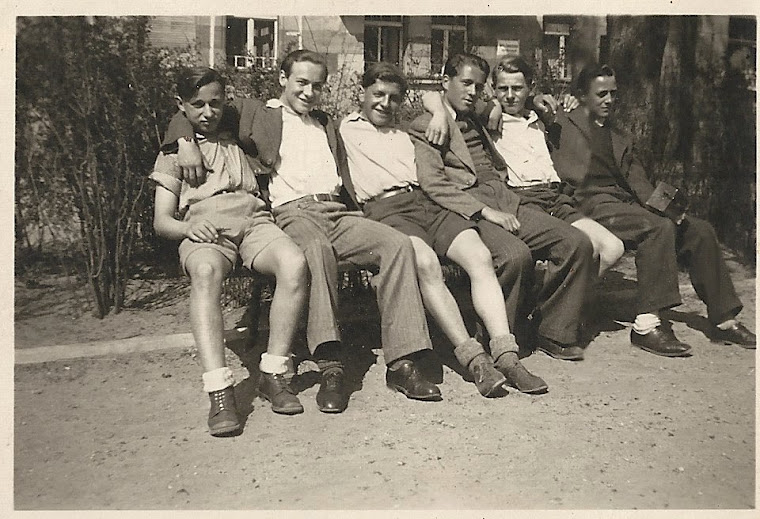 Richard-Alexander-Valentin (vierter von links, am Humboldtplatz (um 1950)