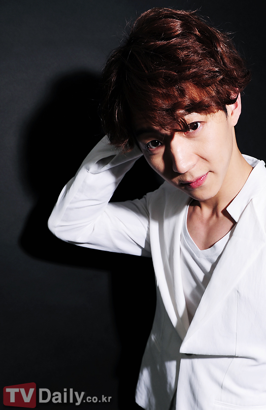 JT's Photoblog: Park Yoo Hwan - TV Daily May 2012