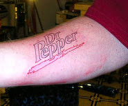 tatuaje de dr pepper en el antebraso