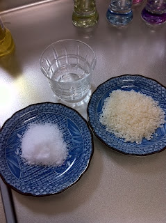 米、酒、塩で水回りを清める。