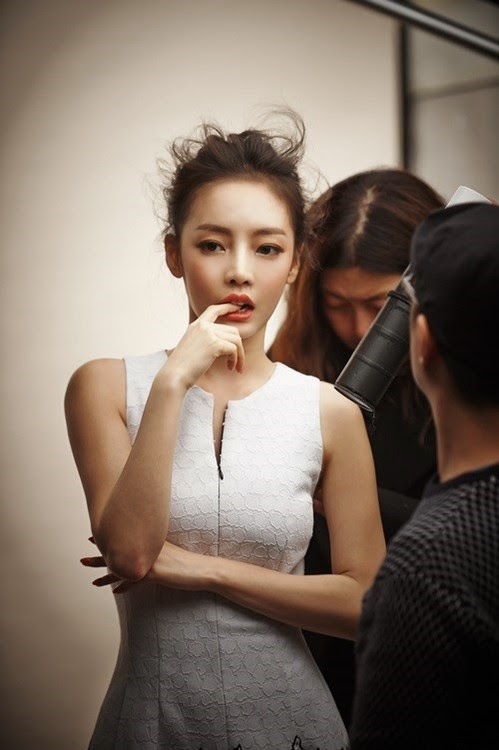 KARA’s Goo Hara updates longing fans with the BTS photos of her