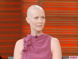 A atrix Cynthia Nixon está careca para viver um personagem (Foto: Reprodução) A atrix Cynthia Nixon está careca para viver um personagem (Foto: Reprodução)