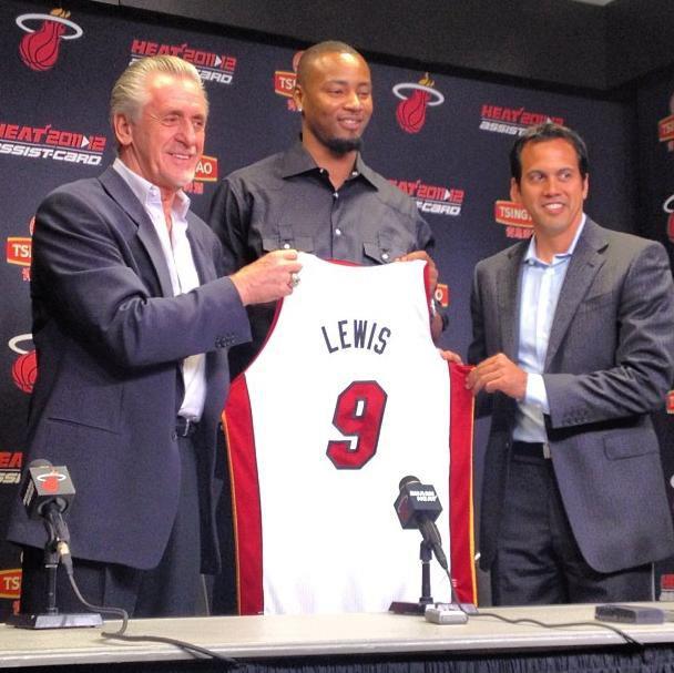 #NBA (Video): Aquí pueden ver la presentación oficial de Rashard Lewis como jugador de Miami Heat.  Lewis+heat