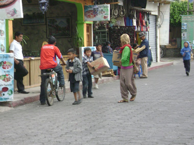 En el camino nos encontramos con los mejores recolectores de tapitas que conoci.