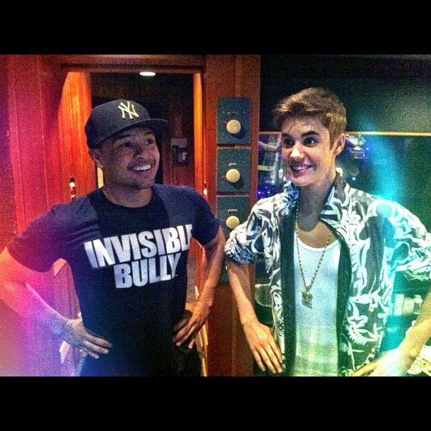 Bieber Fever FOTOAlfredo Flores posta foto com Justin Bieber no