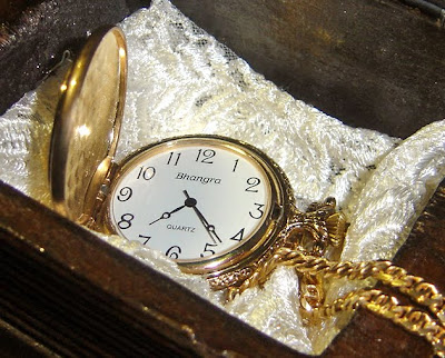 reloj de bolsillo dorado