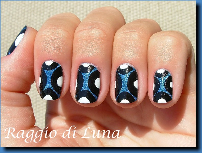Raggio di Luna Nails Halfcircles on blue