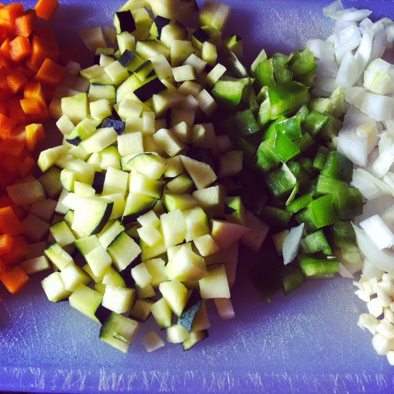 Arroz con pollo y verduras al curry, cortando las verduras.