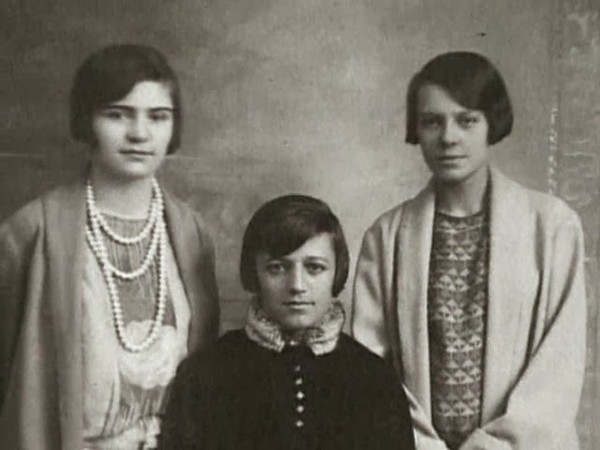 Solda Zehra Aylin- ortada Rukiye Erkin- sağda Sabiha Gökçen