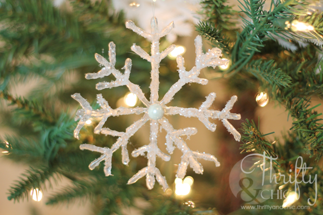 Frosted snowflake ornament using HOT GLUE! So easy and cute