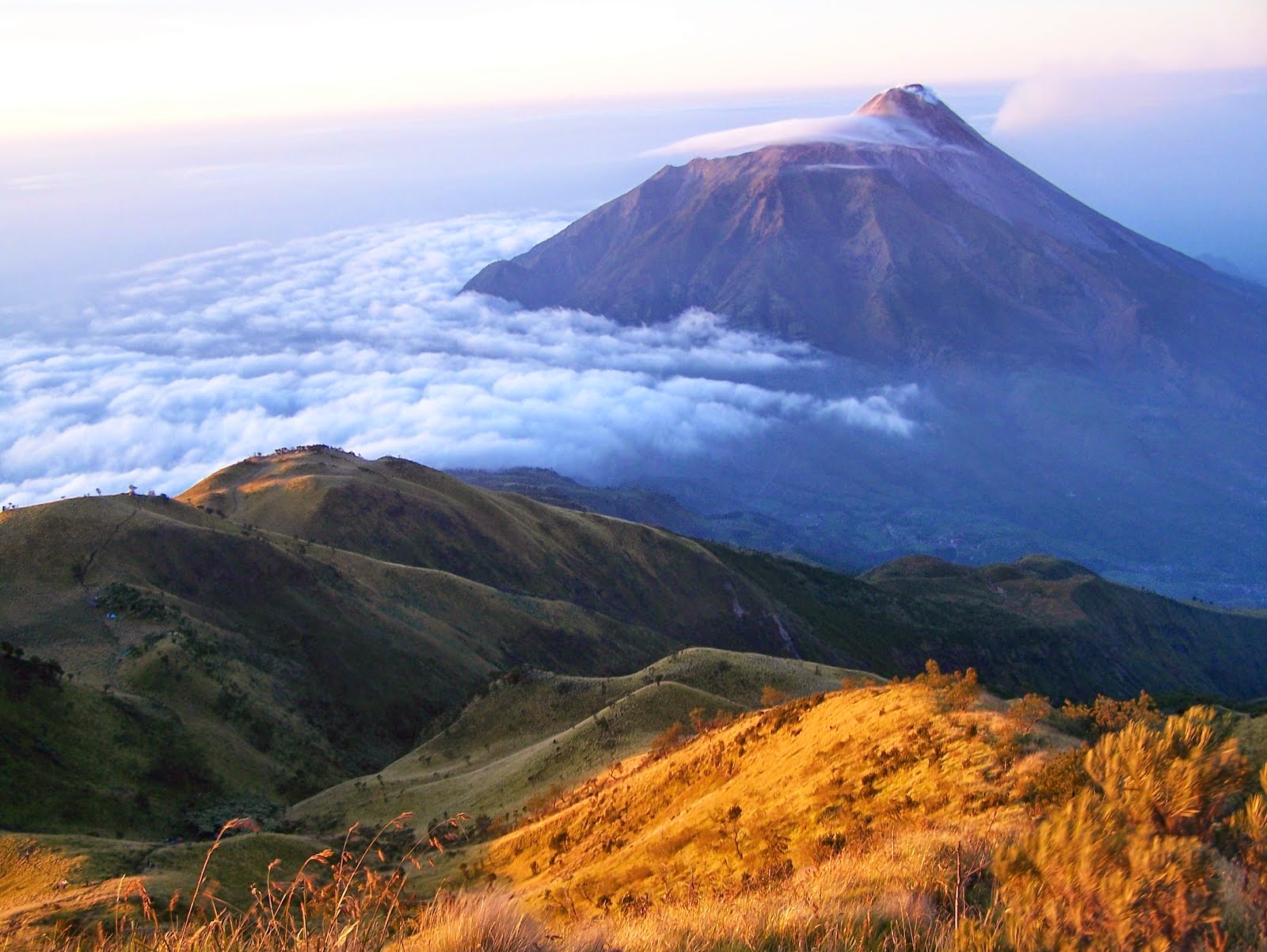 MISTERI DI BALIK TEMPAT ANGKER: Gunung Lawu, perbatasan Jawa Tengah