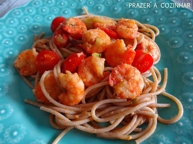 prazer a cozinhar - Massa integral com camarão. tomate e curgete