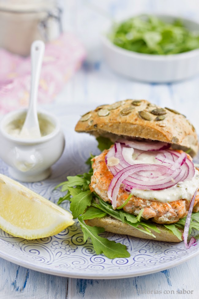 Hamburguesas De Salmón Con Salsa Tártara
