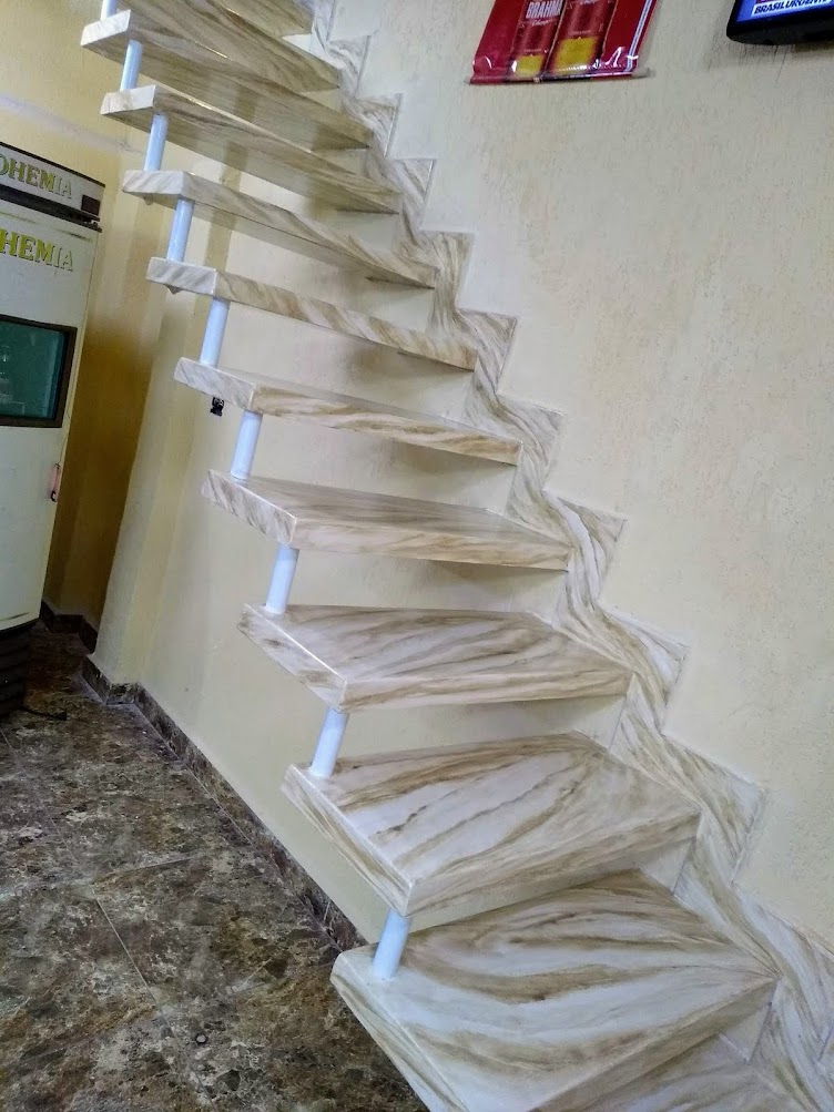 Escada em concreto com a pintura marmorizada.