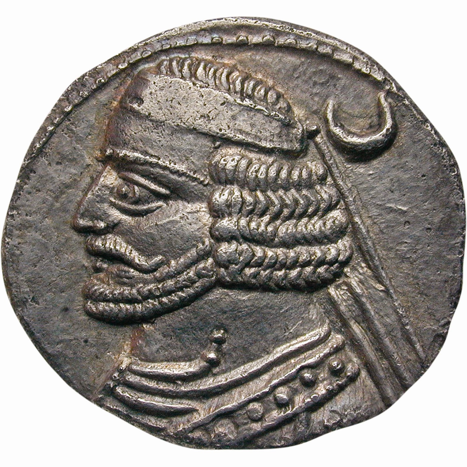 Orodes II invadió Armenia tras vencer a Craso en Carras y obligó al rey Artavasdes II a establecer una alianza con Partia. Moneda del rey Orodes II. Museo de la Moneda, Zúrich.