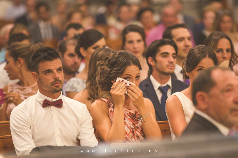 invitados emocionados en la ceremonia de boda