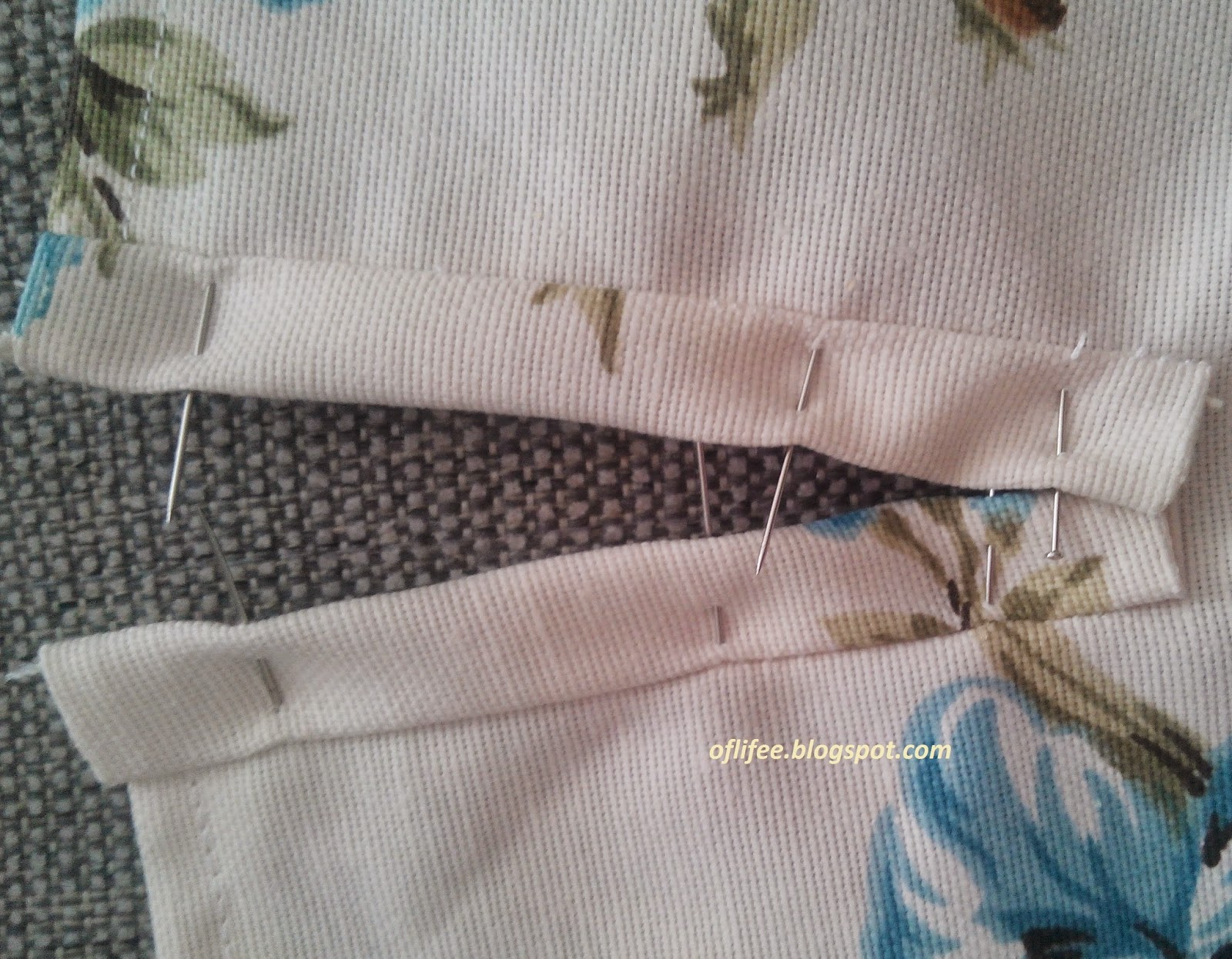 Hayatın İçinden Herşey&hellip; Çiçekli kumaştan sandalye