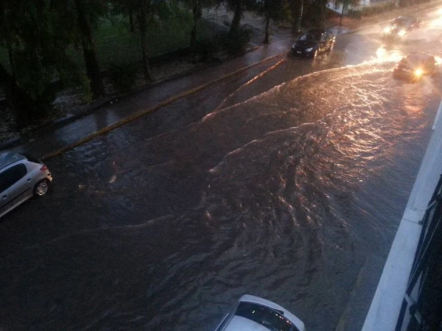 Χαλκίδα: Μια καταιγίδα μας έπνιξε στα προβλήματα - Ποτάμια οι δρόμοι, πλημμύρισαν σπίτια και εγκλωβίστηκαν αυτοκίνητα (ΦΩΤΟ)