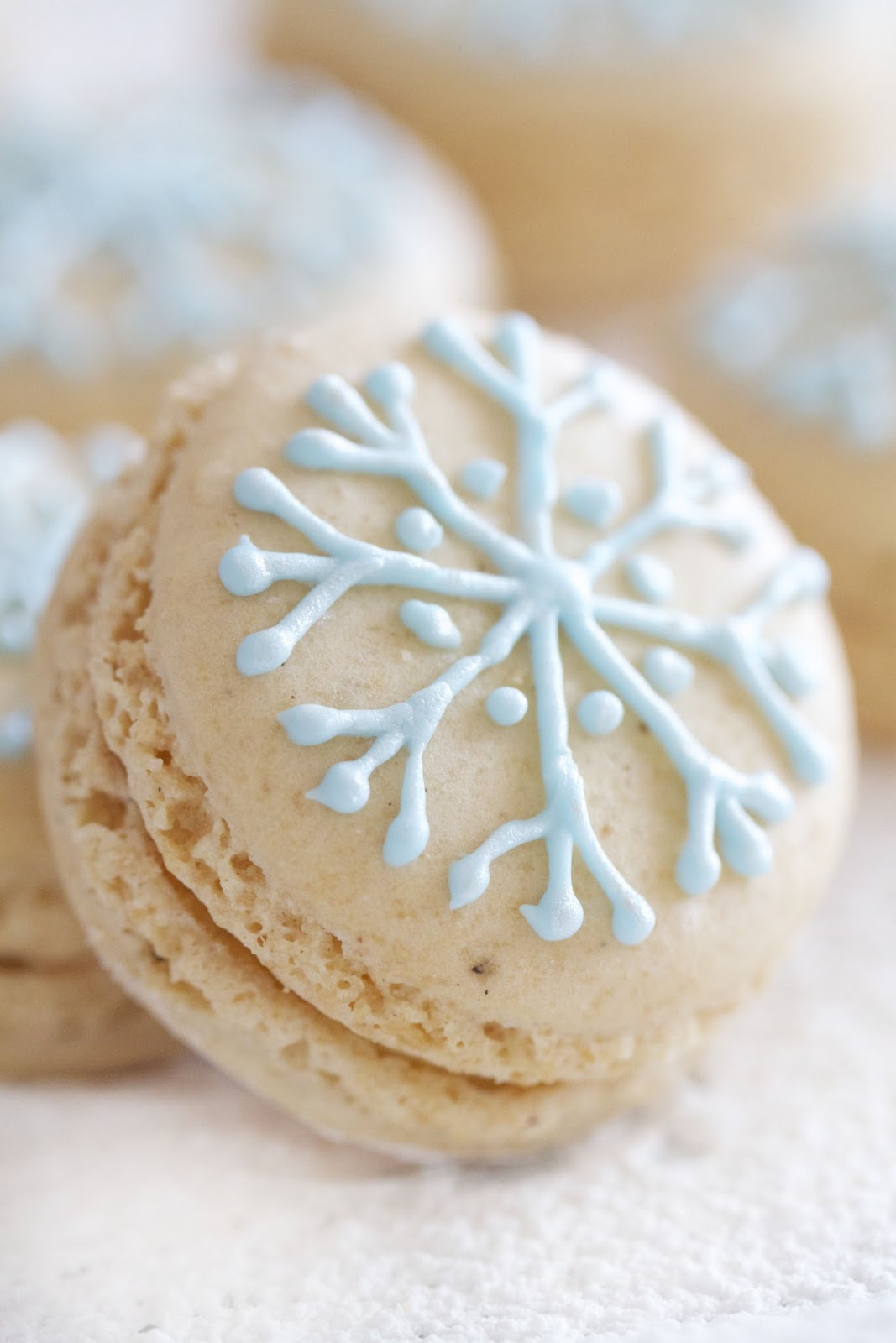 Epicurean Mom: Snowflake Macarons filled with Vanilla White Chocolate