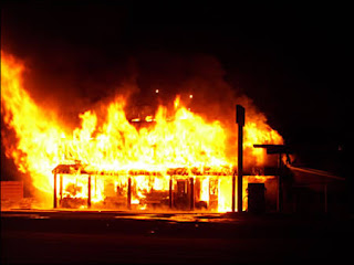 Violento incêndio devora Restaurante Bikes na Beira