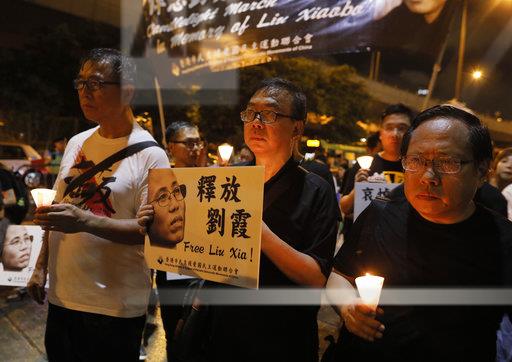 悼念已故中國異議作家劉曉波的香港民眾,呼籲中國政府釋放他的遺孀劉霞。 悼念已故中國異議作家劉曉波的香港民眾,呼籲中國政府釋放他的遺孀劉霞。