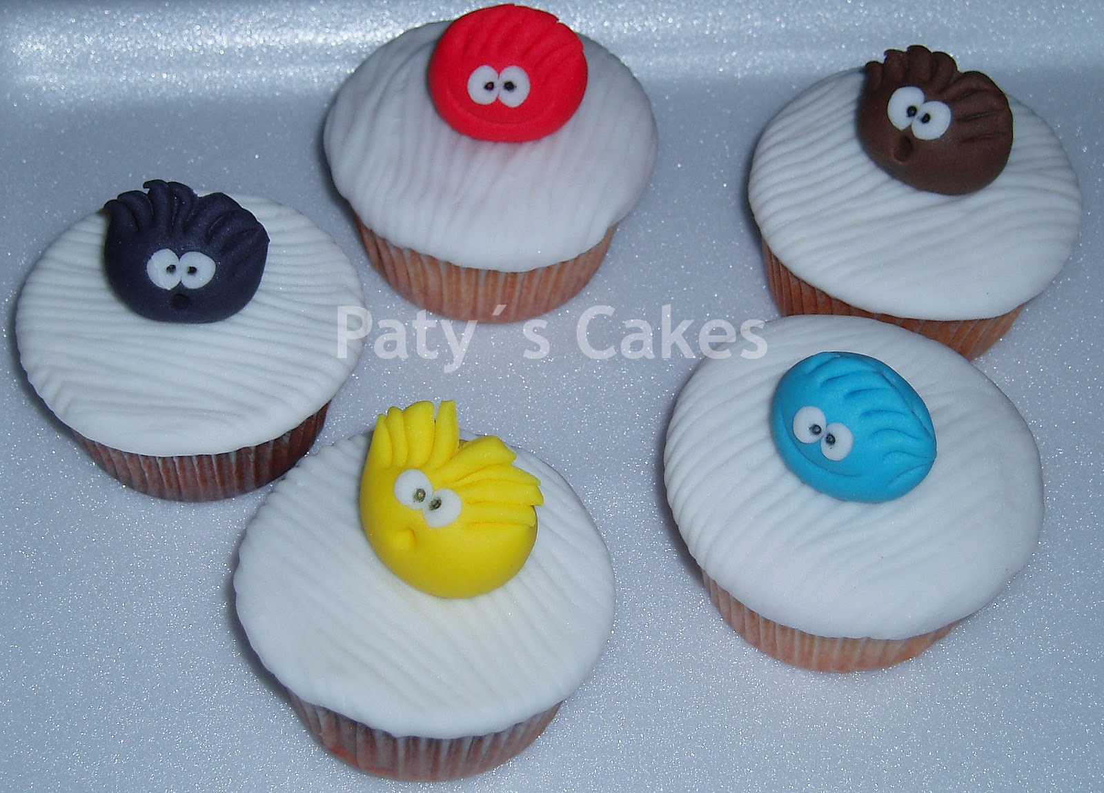 Paty´s Cakes: Bolo & Cupcakes --- Tema: Club Penguin