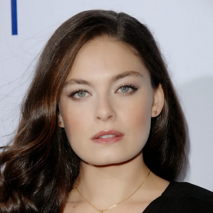 Alexa Davalos Cumpleaños de famosas