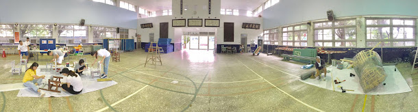 「2017桃園地景藝術節」的裝置藝術《霄裡風》正是透過霄裡國小學生繪製屬於霄裡的文化寶貝-玉元宮、文馨堂、唐朝居、石母娘娘廟、浣衣池,讓來桃園遊賞「2017桃園地景藝術節」的旅人,走過八德竹宵百年的歷史人文。 「2017桃園地景藝術節」的裝置藝術《霄裡風》正是透過霄裡國小學生繪製屬於霄裡的文化寶貝-玉元宮、文馨堂、唐朝居、石母娘娘廟、浣衣池,讓來桃園遊賞「2017桃園地景藝術節」的旅人,走過八德竹宵百年的歷史人文。